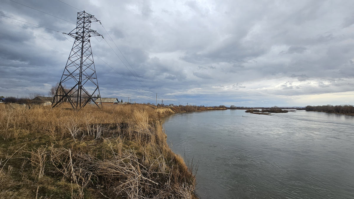 «Страшно, а куда деваться?»: в ВКО жители села боятся, что их дома рухнут в Иртыш