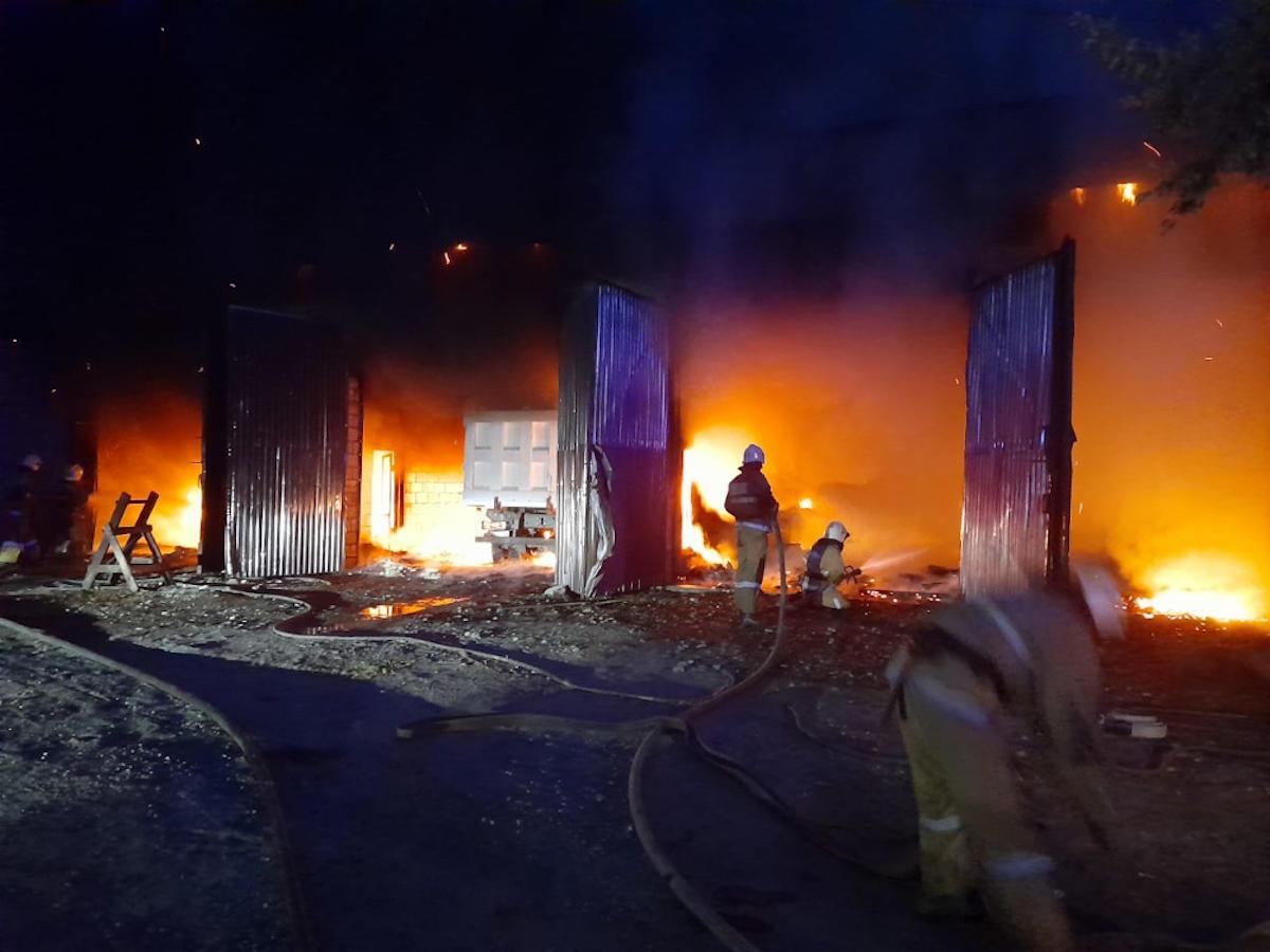 В Усть-Каменогорске при пожаре повреждены два автомобиля