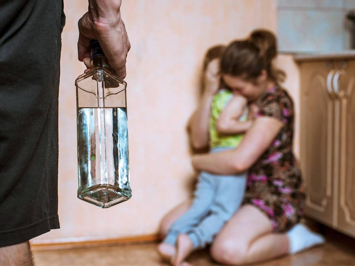 Может ли хронический алкоголик вернуться в общество?