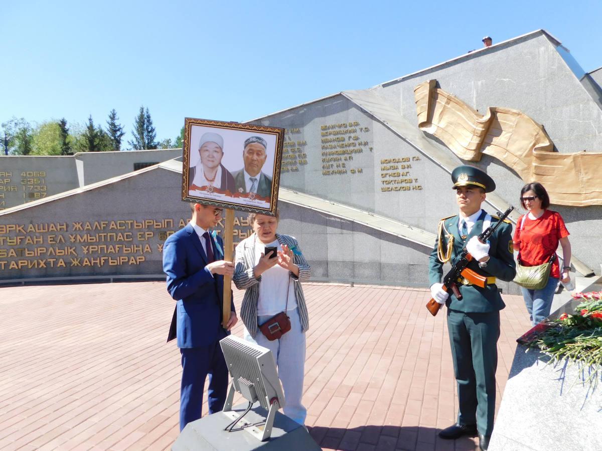 Устькаменогорцы пришли на Мемориал Славы с портретами своих родственников-фронтовиков