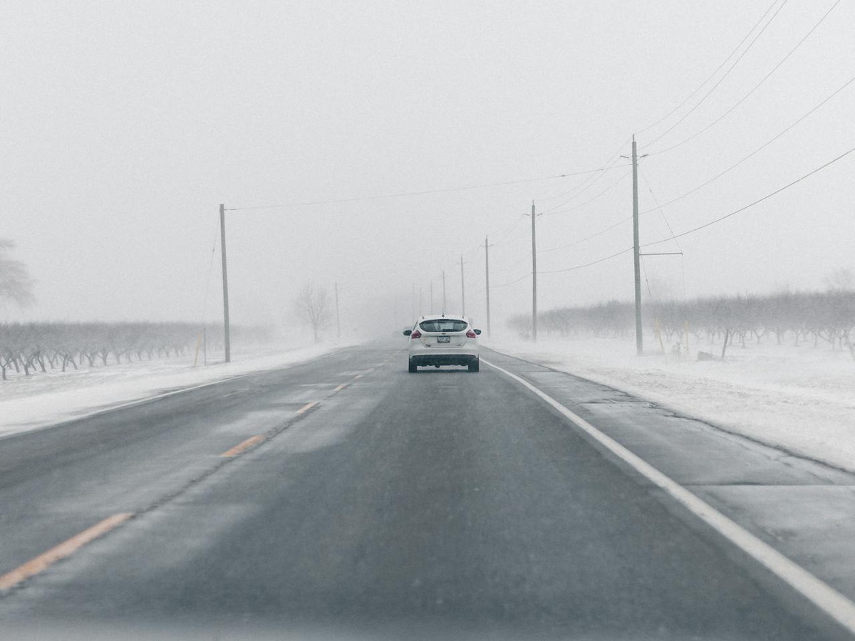 Дорожники просят водителей не выезжать на летних шинах