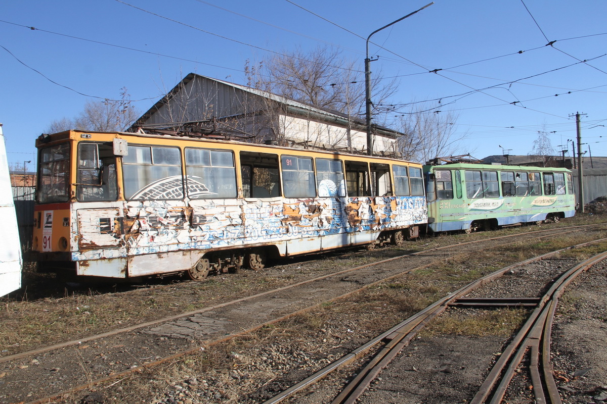 В Усть-Каменогорске трамвайный парк избавляется от сломанных трамваев