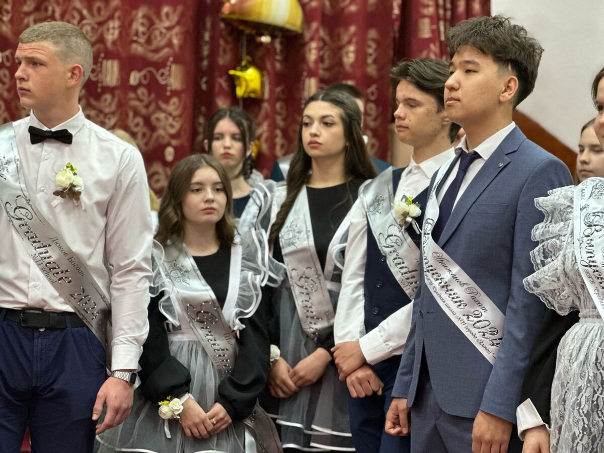 305 учеников района Алтай попрощались со школой 