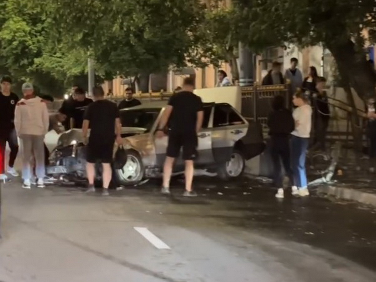 В Усть-Каменогорске автомобилист снес забор на проспекте Назарбаева