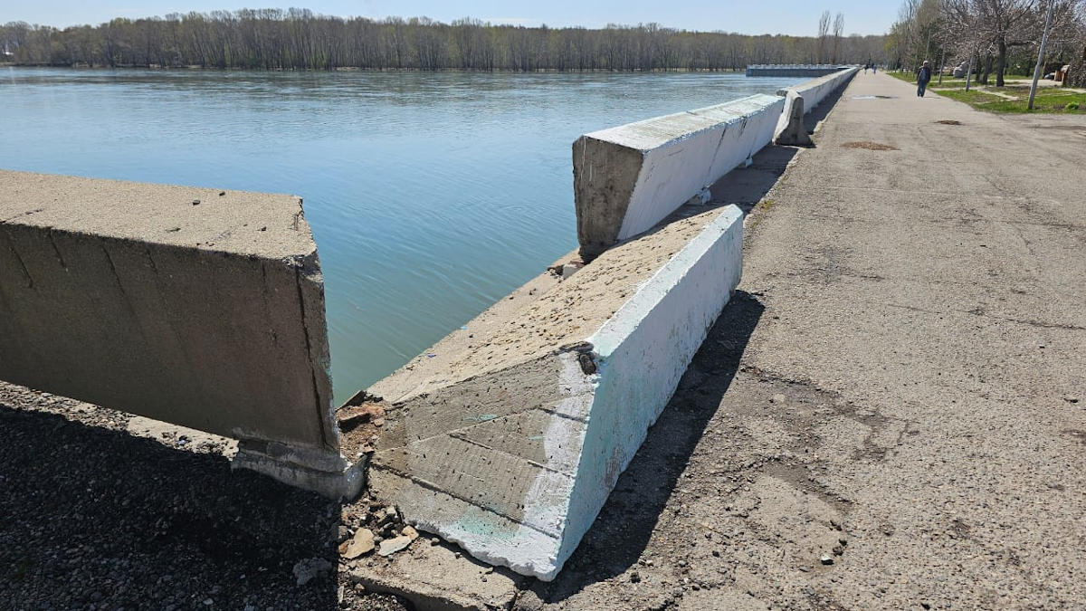 В Усть-Каменогорске снова обрушилась часть парапета на набережной