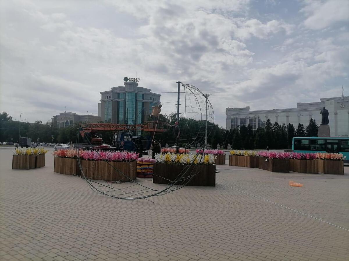 В Усть-Каменогорске убрали 6-метровый топиарий с площади Республики