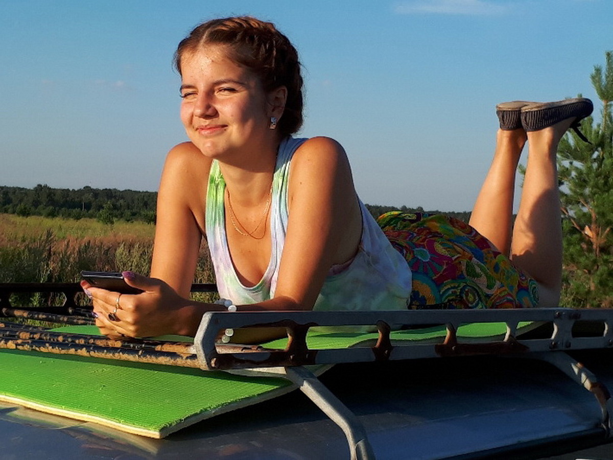 В Усть-Каменогорске девушка выпала из окна многоэтажки и разбилась