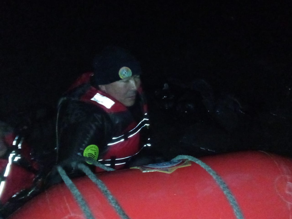 Рыбак провалился под лед на Бухтарминском водохранилище и утонул