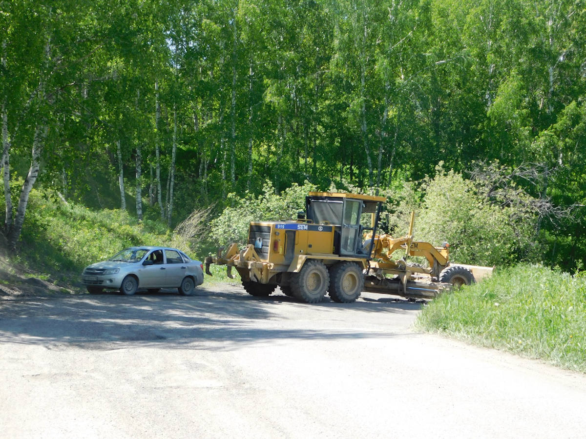 По дороге на Бухтарму началась забивка ям