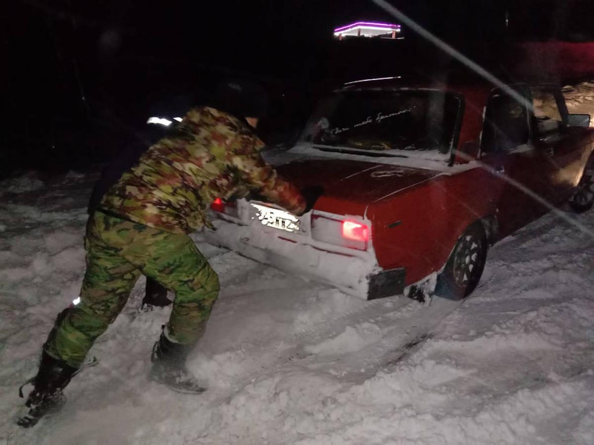 В ВКО продолжают спасать людей из снежных заносов