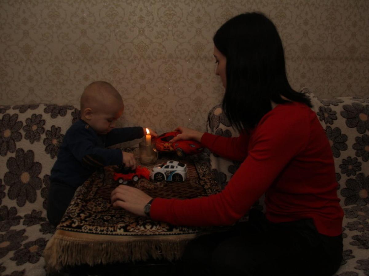 Шесть десятков человек в Усть-Каменогорске зимуют при свечах