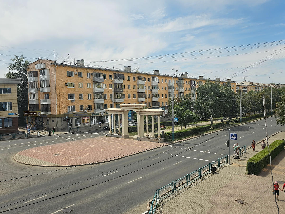 В Усть-Каменогорске водители и пешеходы «делят» дорогу на восстановленном переходе: комментарий полиции