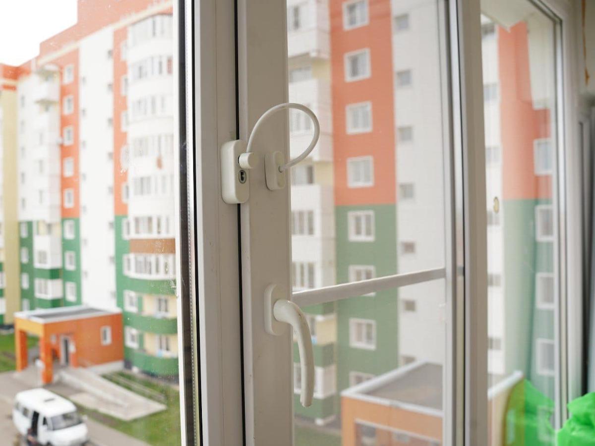 В Усть-Каменогорске из окна многоэтажки выпал 4-летний ребенок