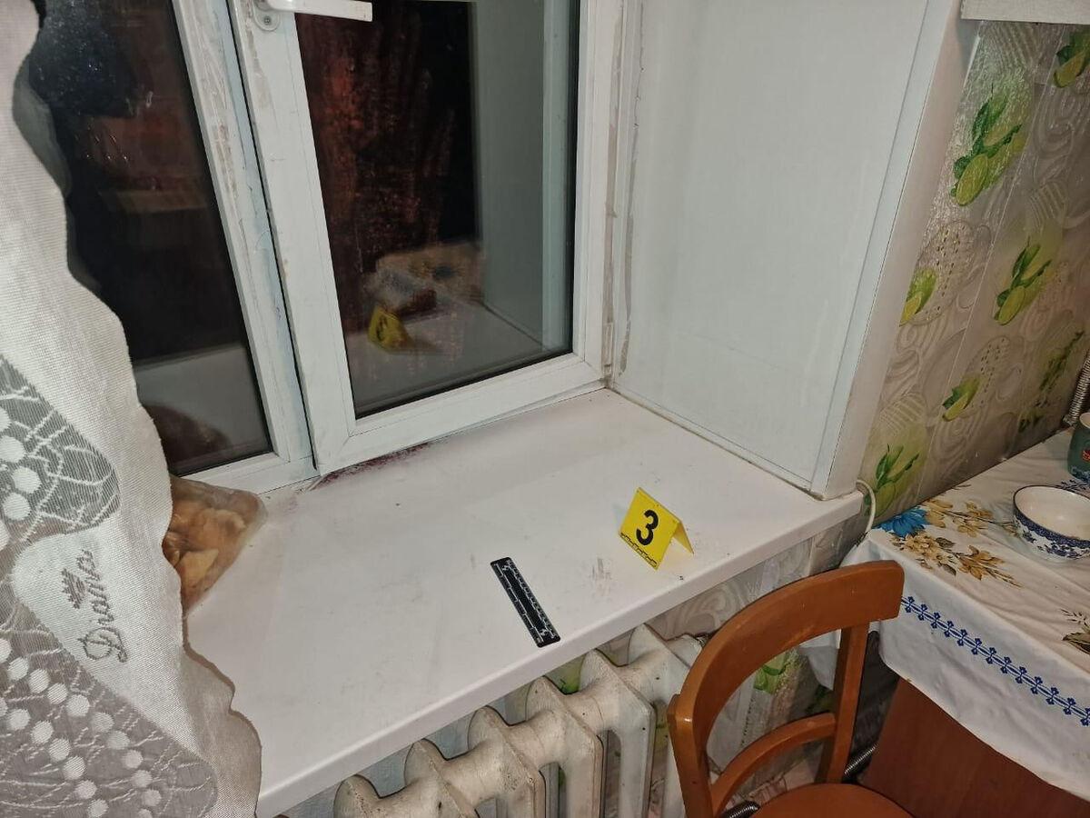 В ВКО грабитель пробрался в чужую квартиру и напал на 96-летнюю женщину 