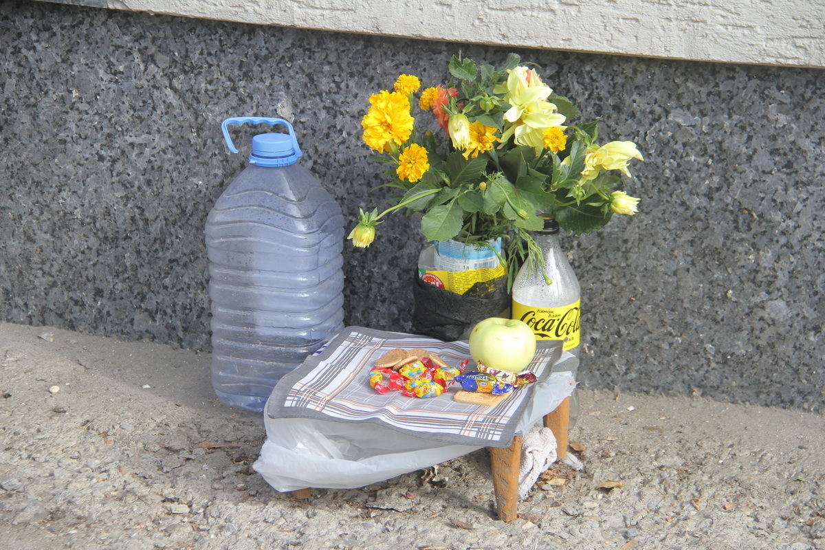 В Усть-Каменогорске девушка выпала из окна многоэтажки и разбилась