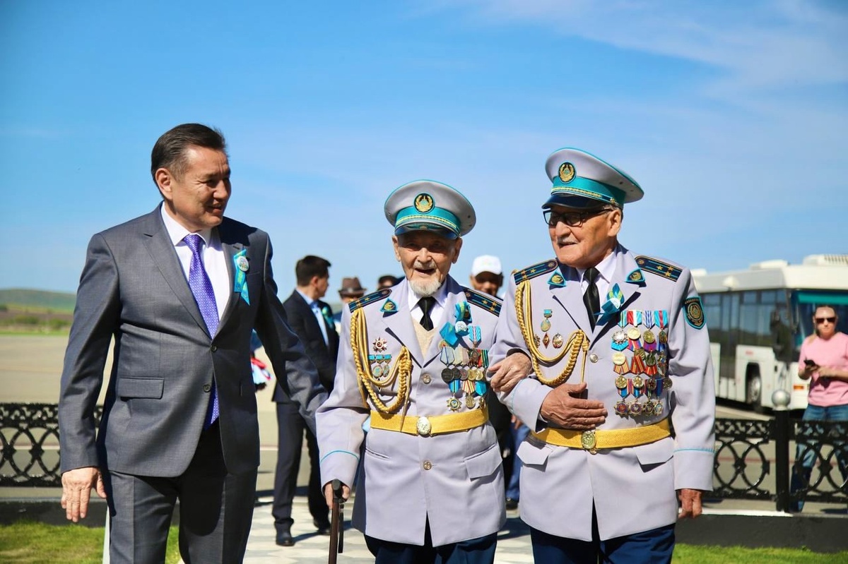 В Усть-Каменогорске аким ВКО встретил пенсионеров, принявших участие в параде в Астане