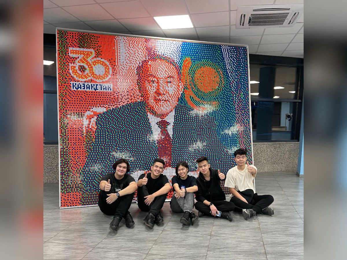 В ВКО собрали портрет Елбасы из 3000 кубиков-головоломок