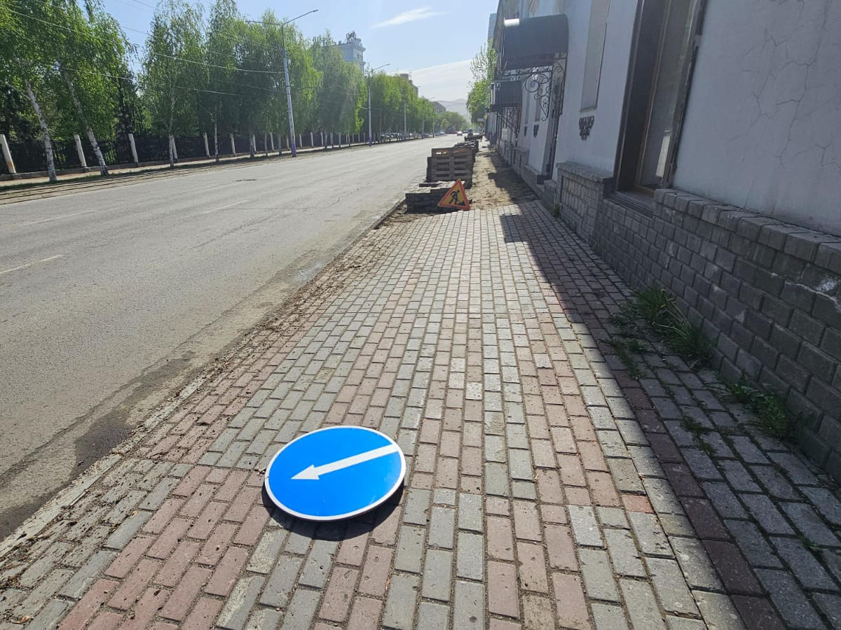 В Усть-Каменогорске на одной из центральных улиц продолжается ремонт тротуаров