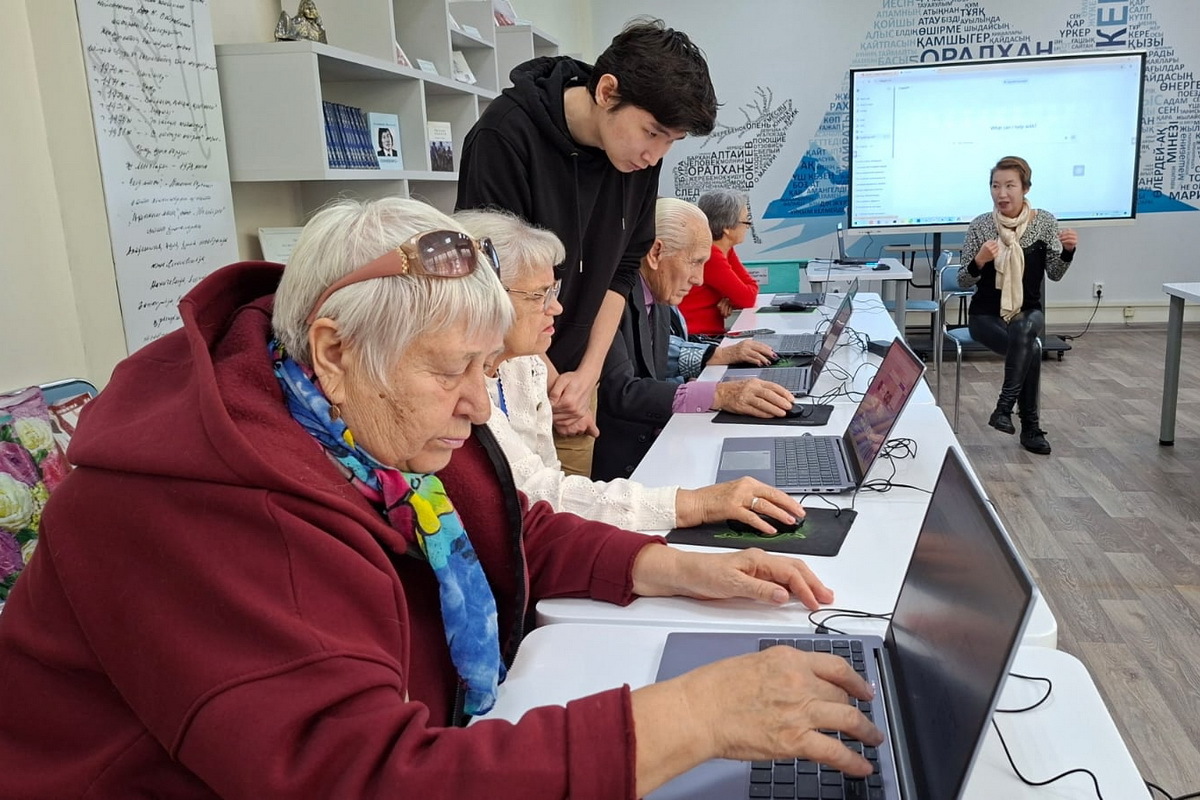В Усть-Каменогорске пенсионеры могут пройти курс «Мой смартфон»