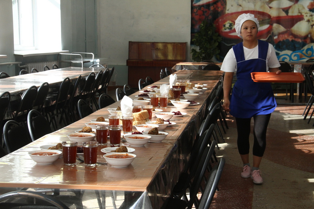 Вопрос обеспечения бесплатным питанием всех младшеклассников ВКО рассматривается на республиканском уровне