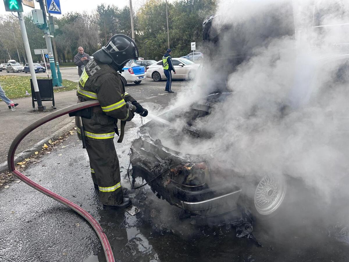В Усть-Каменогорске автомобиль загорелся на оживлённой улице