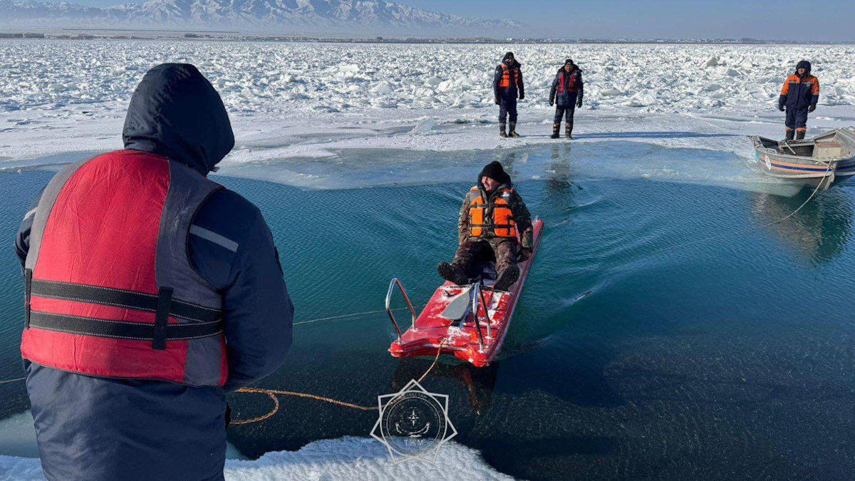 На Алаколе откололась льдина, на которой находились 25 рыбаков 