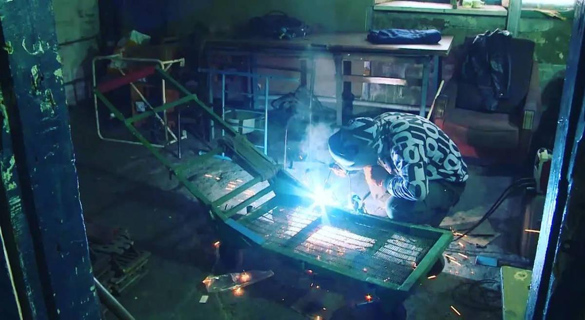 Устькаменогорец с ДЦП, который зарабатывает сбором металлолома, отказался от финпомощи