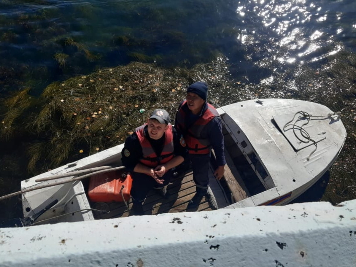 Спасатели помогли подросткам достать сумку, которая упала в Иртыш