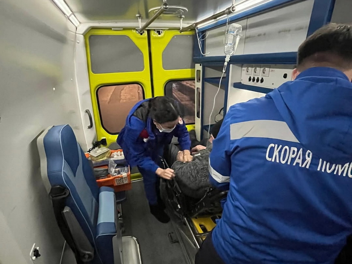 В Усть-Каменогорске врачи спасли мужчину с тяжелыми травмами после ДТП