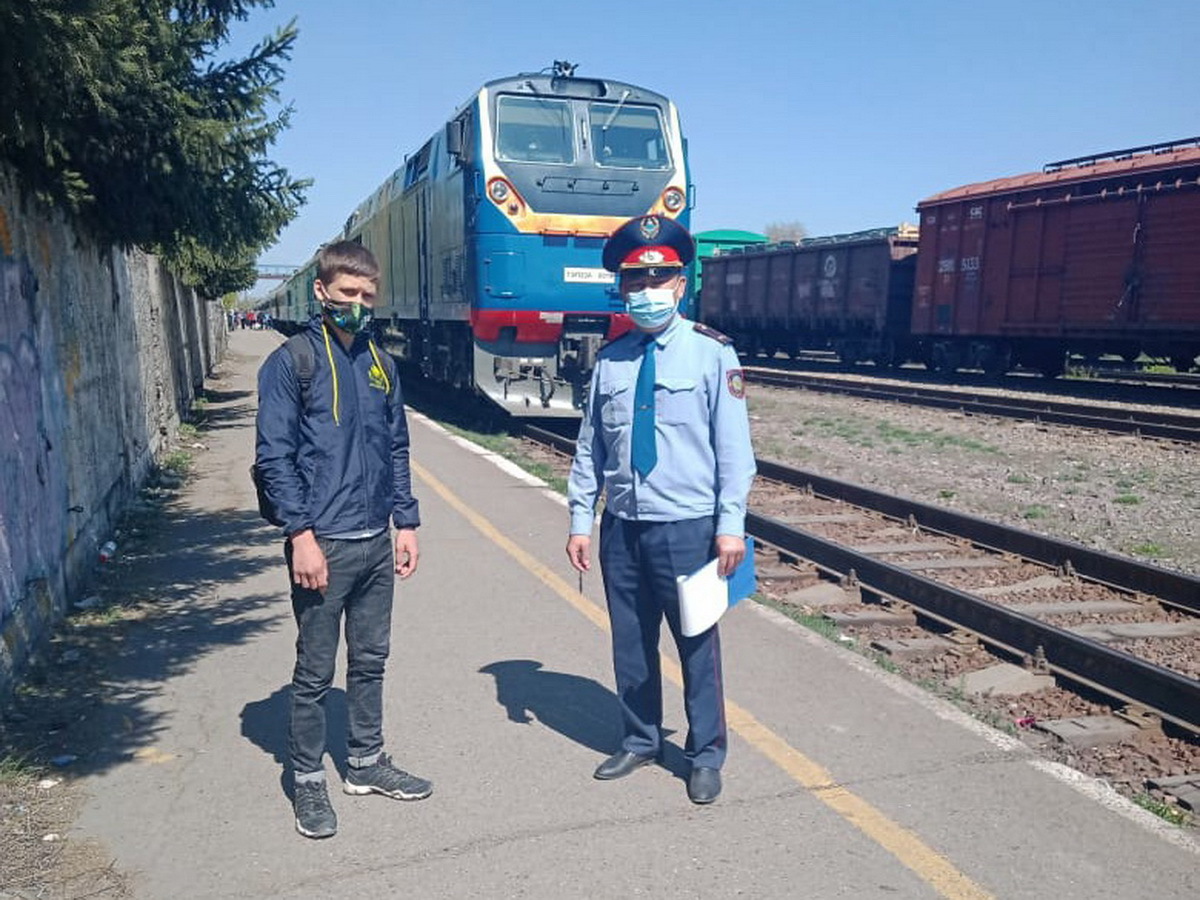 В Усть-Каменогорске горожан наказывают за проход по рельсам в неположенных местах