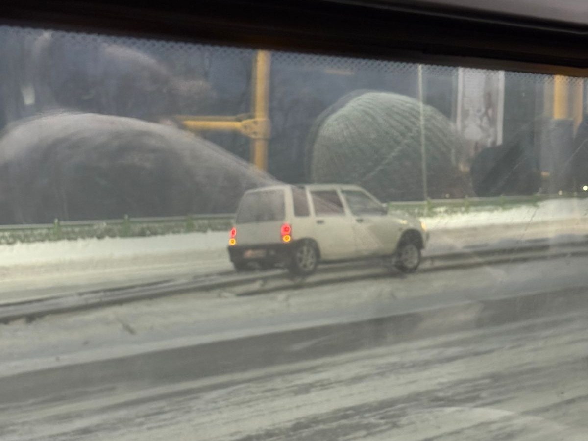 В Усть-Каменогорске автомобиль «повис» на отбойнике на Иртышском мосту