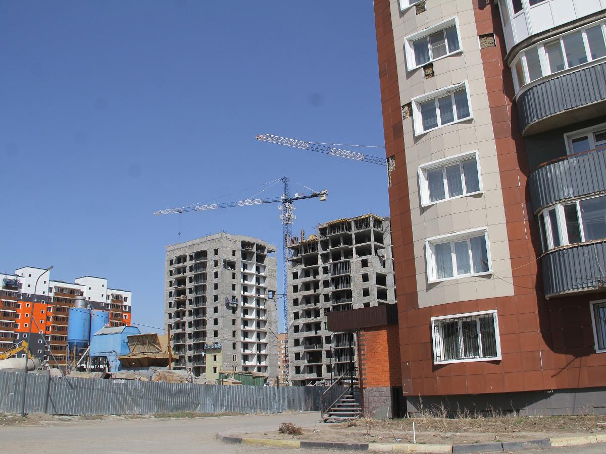 В Усть-Каменогорске «дыры» на новостройках зашивают сайдингом