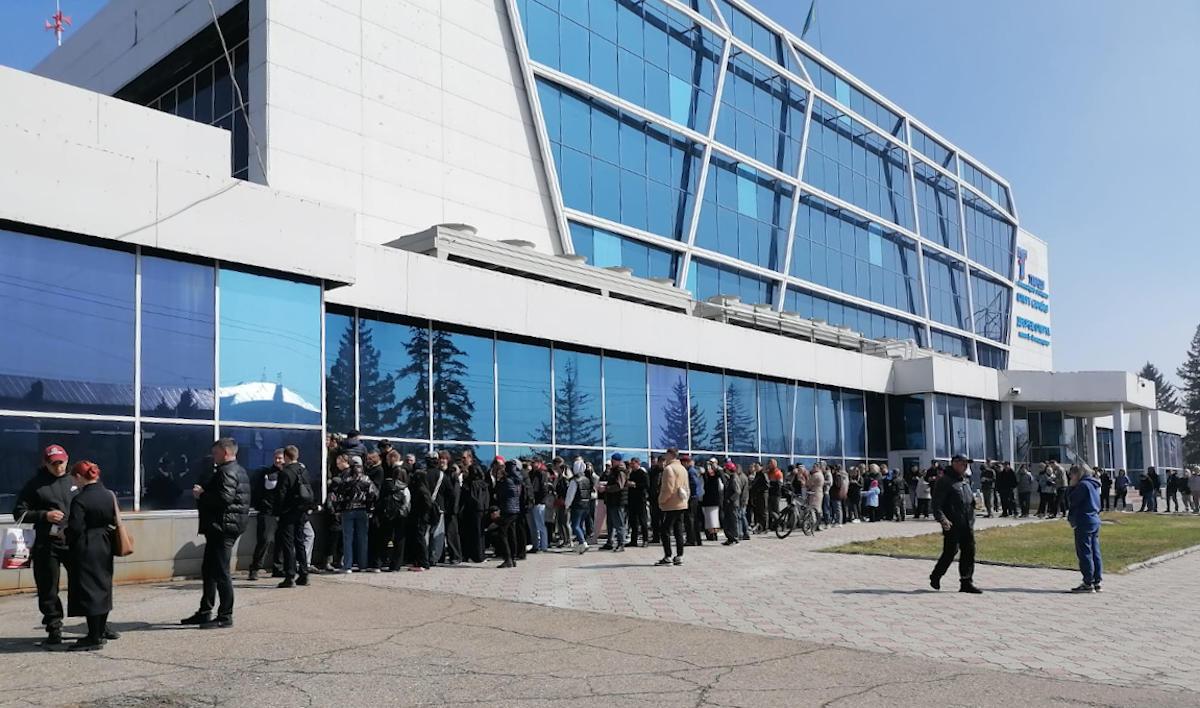 В Усть-Каменогорске начались предхоккейные баталии в кассах Дворца спорта