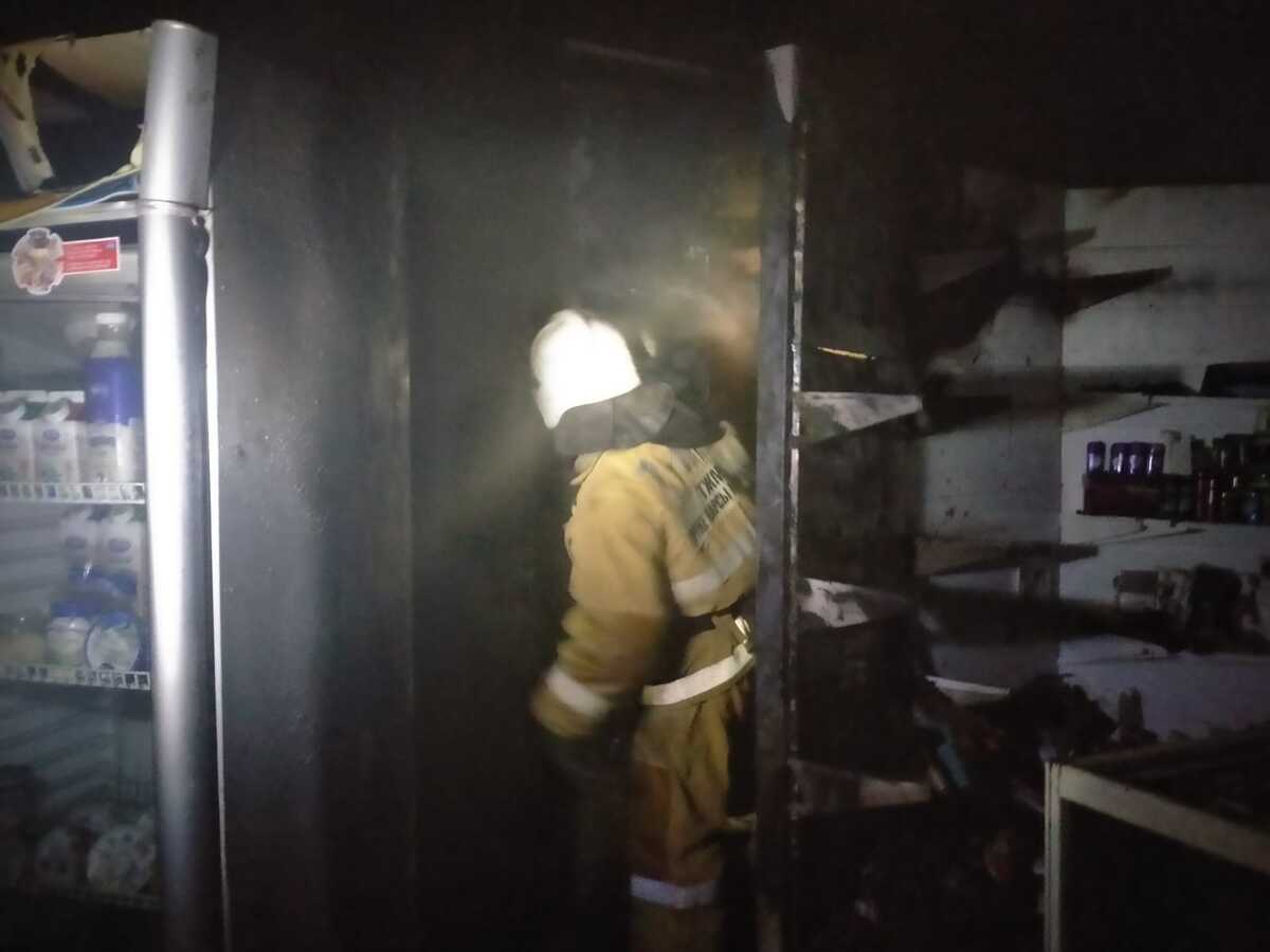 В Усть-Каменогорске из-за пожара в магазине эвакуировали жильцов многоэтажки 