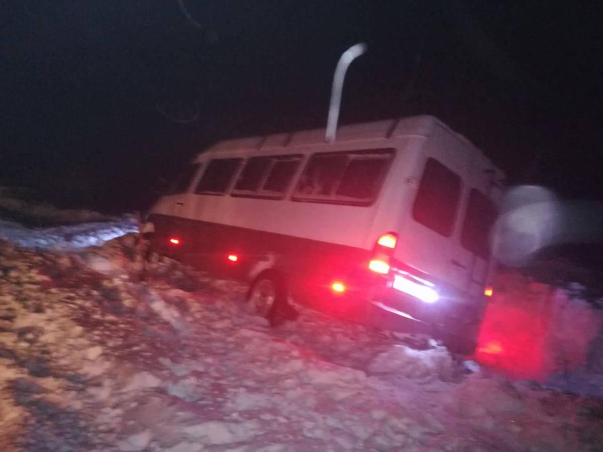 В ВКО продолжают спасать людей из снежных заносов