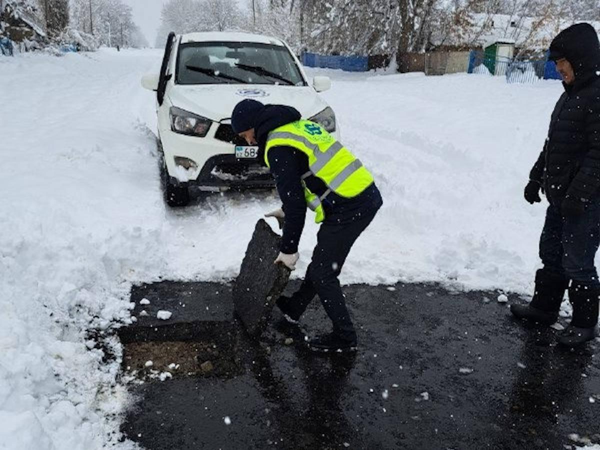В ВКО специалисты проверят качество асфальта, который укладывали в снег 