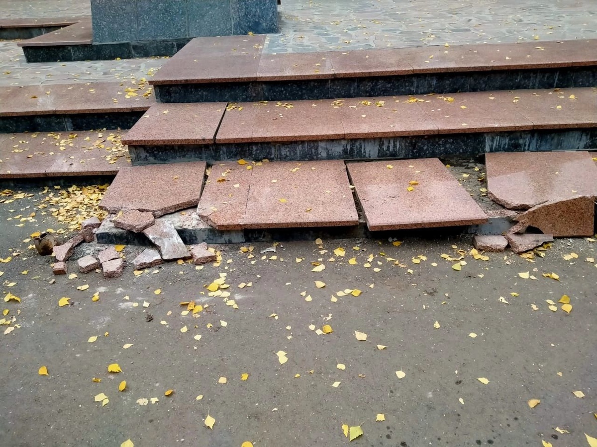 В ВКО при уборке снега повредили памятник воинам, погибшим в годы Великой Отечественной войны