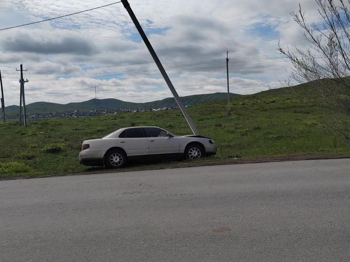 В Усть-Каменогорске автомобиль врезался в столб 