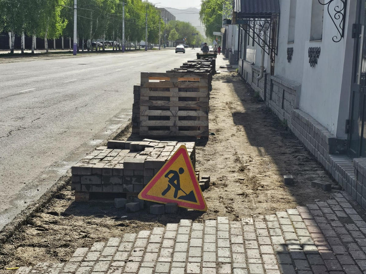 В Усть-Каменогорске на одной из центральных улиц продолжается ремонт тротуаров