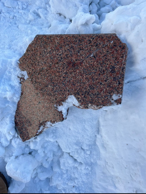 В ВКО при уборке снега повредили памятник воинам, погибшим в годы Великой Отечественной войны