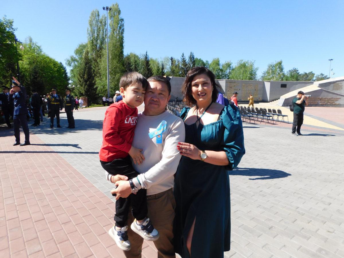 Устькаменогорцы пришли на Мемориал Славы с портретами своих родственников-фронтовиков