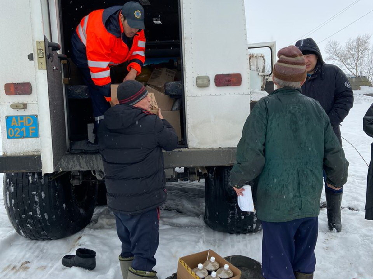 Жители заметенного снегом населенного пункта ВКО остались без продуктов