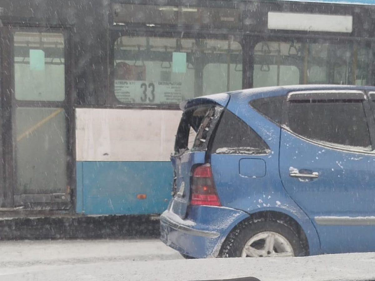 В Усть-Каменогорске случилось тройное ДТП с автобусом