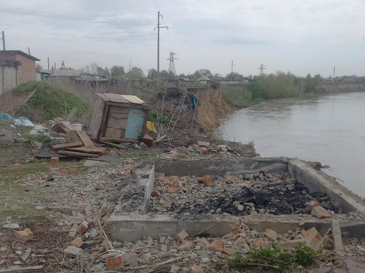 В ВКО в одном из населенных пунктов огороды и хозпостройки падают в Иртыш