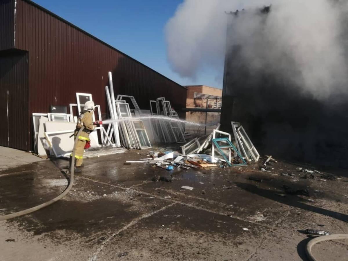 Пожар произошёл на одном из предприятий Усть-Каменогорска