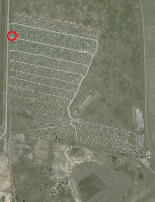 В Усть-Каменогорске на кладбище "Новое Примыкание" могильные кресты положили в основу уличного туалета