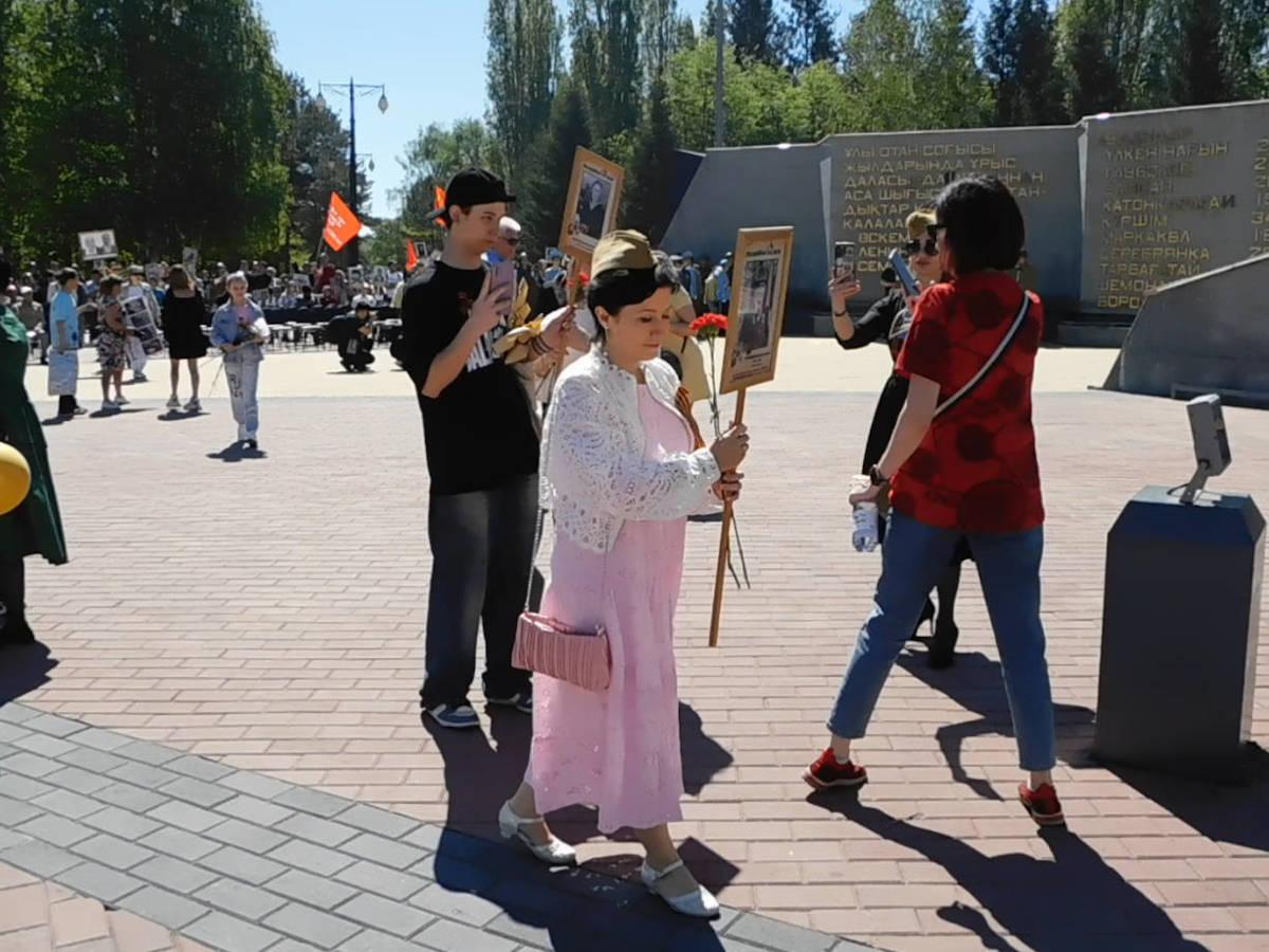 Устькаменогорцы пришли на Мемориал Славы с портретами своих родственников-фронтовиков