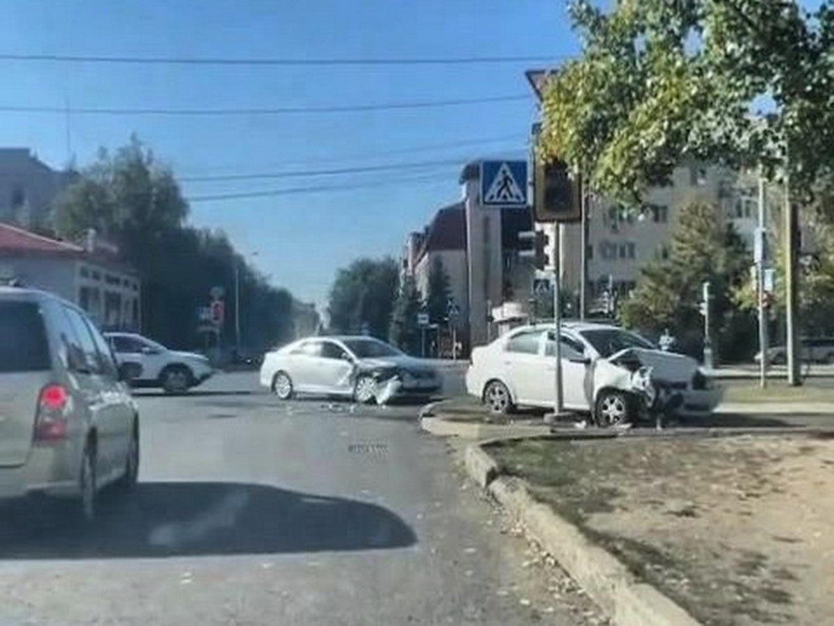 Автомобиль оказался за пределами проезжей части в результате ДТП в Усть-Каменогорске