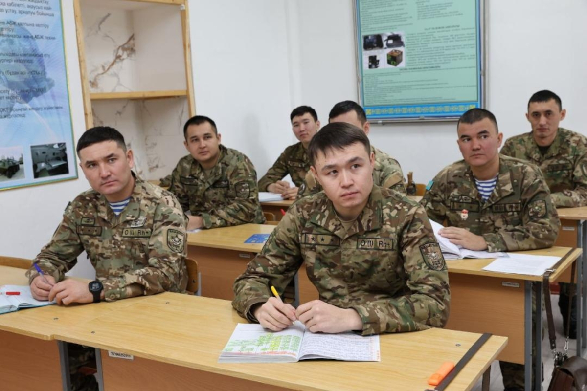 Казахстан закрывает кредиты для солдат-срочников: банки будут проверять статус