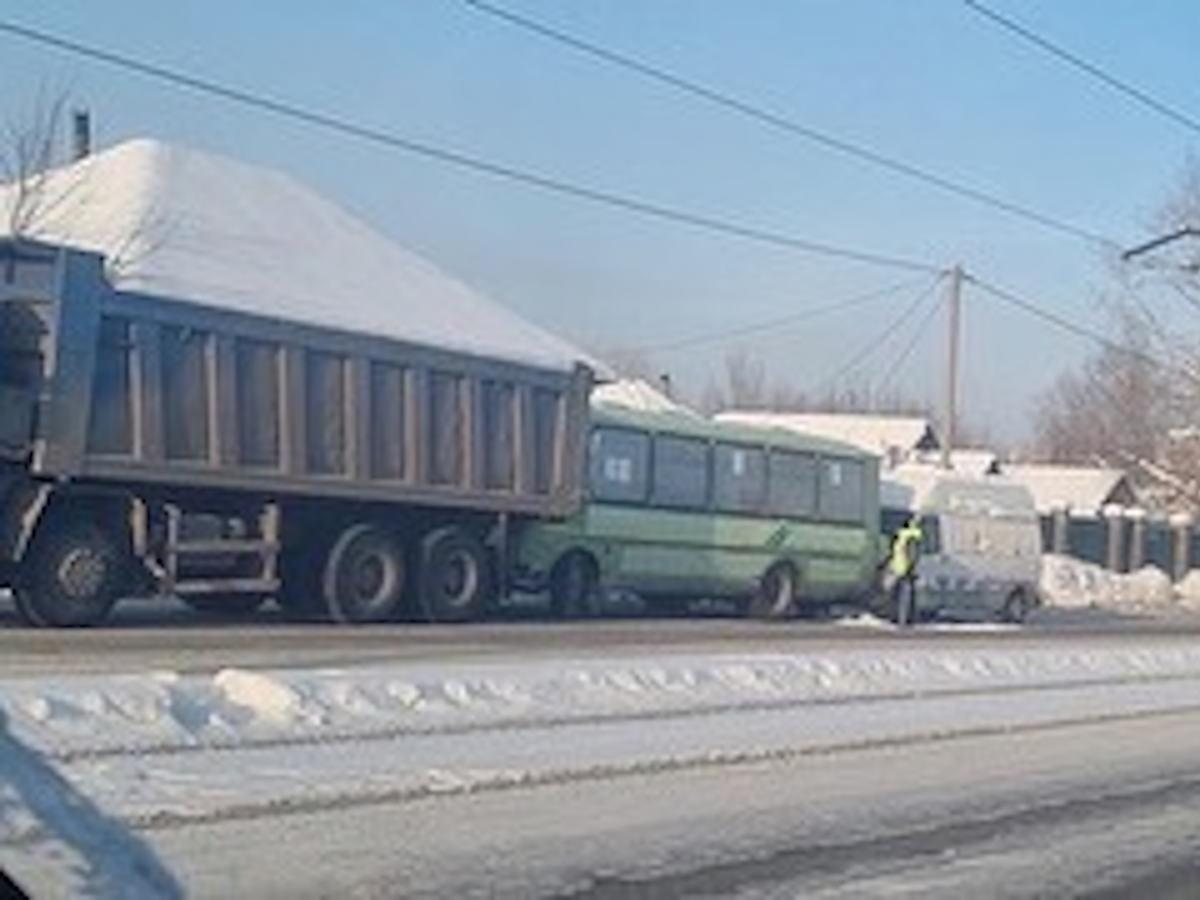 Три автомобиля столкнулись в Усть-Каменогорске